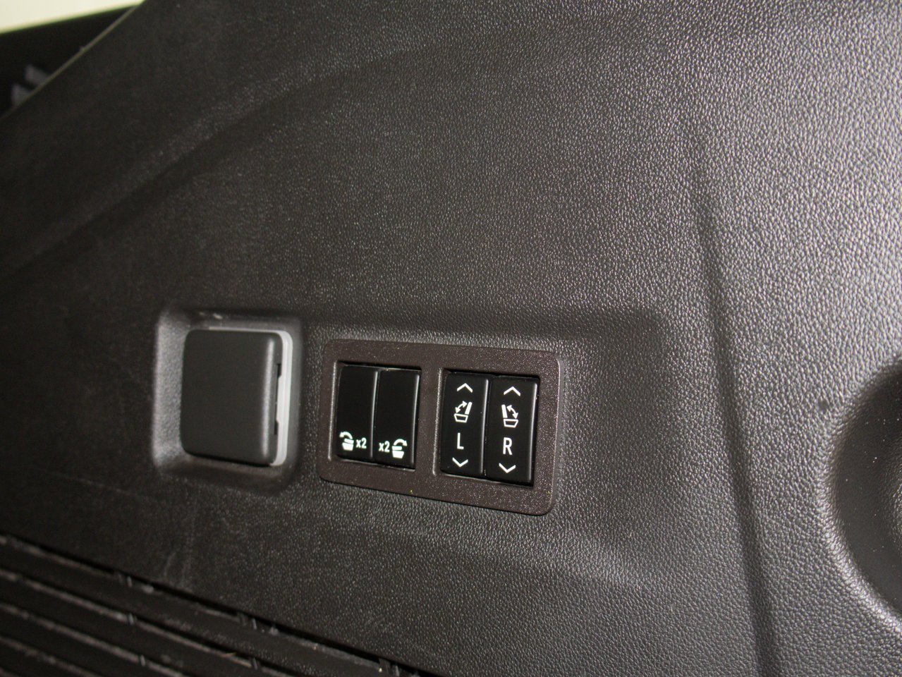 2023 Chevrolet Suburban 4WD 4dr LT Black Sherwood Park - photo #11