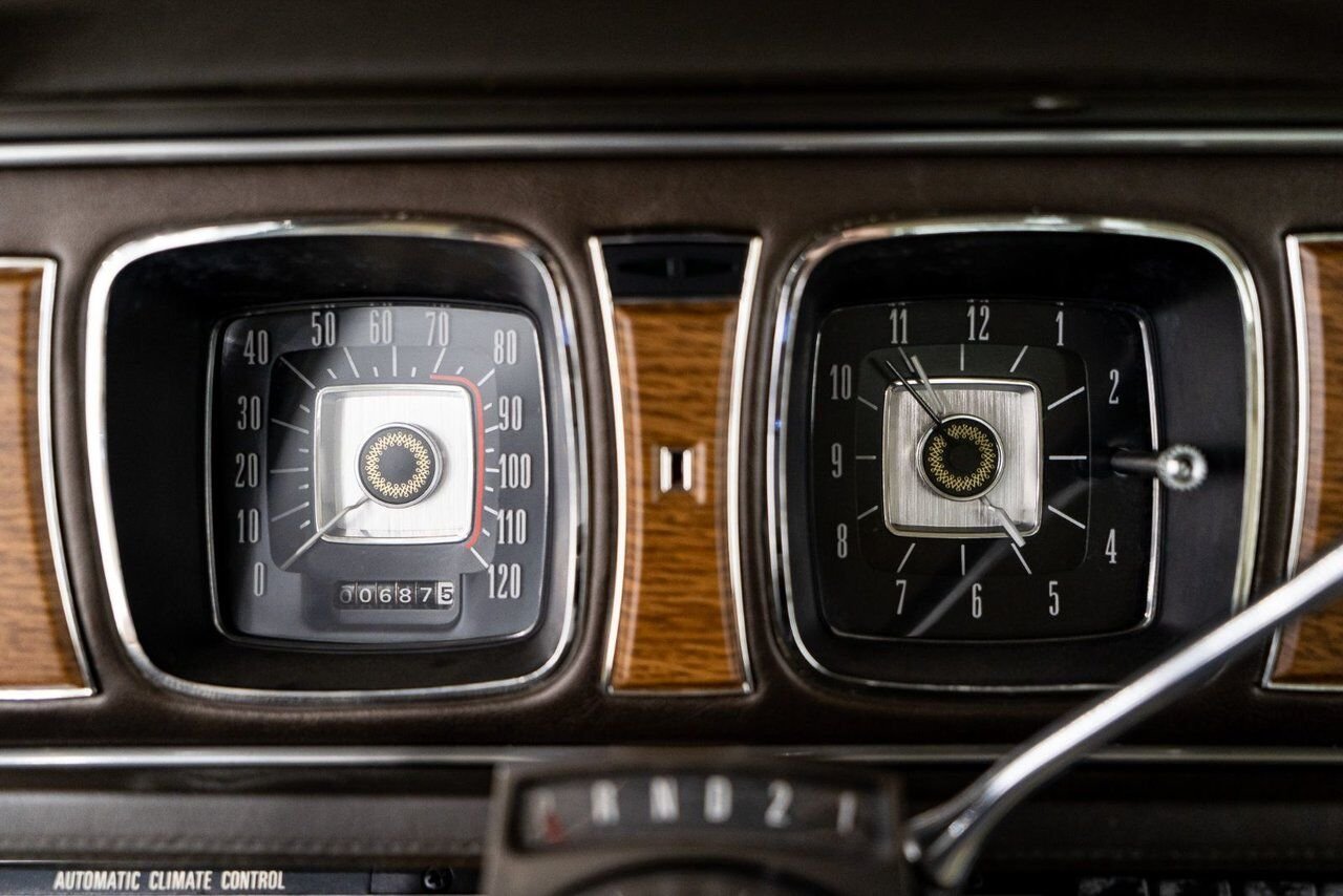 Lincoln Continental Only 687 miles from new. Unrestored example **PRICE IN USD** 1969 Or Montréal - photo #10